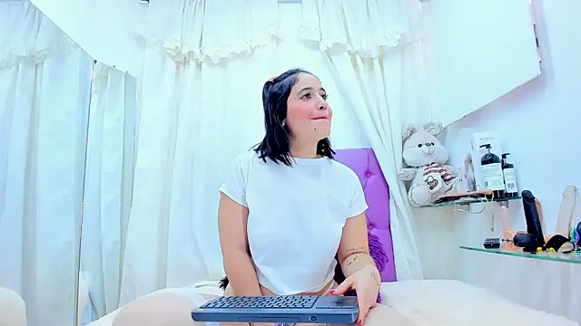 Snapshot of emily_madrid chatting on January 2025 04:48:02 PM emily madrid online show from January 2025 04:48:02 PM