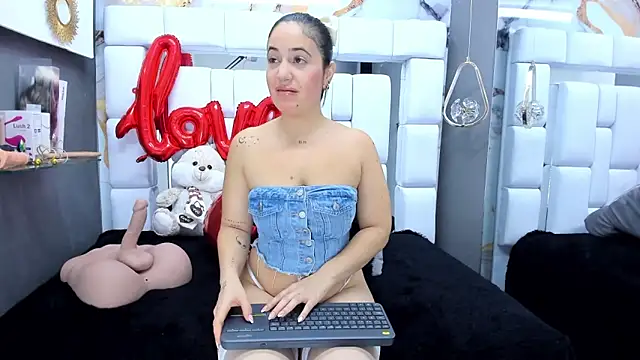 Snapshot of emily_madrid chatting on February 2025 05:41:01 AM emily madrid online show from February 2025 05:41:01 AM