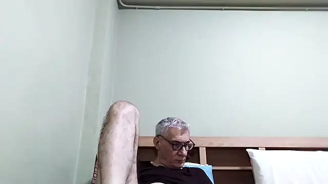 Snapshot of BIGUNCUTHARDCOCK chatting on January 2026 02:04:02 AM BIGUNCUTHARDCOCK online show from January 2026 02:04:02 AM