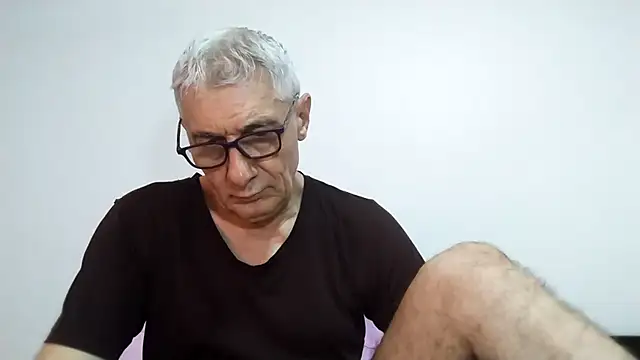 Snapshot of BIGUNCUTHARDCOCK chatting on April 2026 02:06:01 AM BIGUNCUTHARDCOCK online show from April 2026 02:06:01 AM