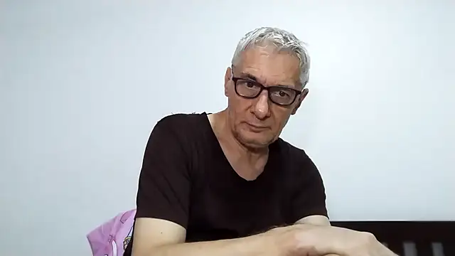 Snapshot of BIGUNCUTHARDCOCK chatting on April 2026 12:33:01 AM BIGUNCUTHARDCOCK online show from April 2026 12:33:01 AM