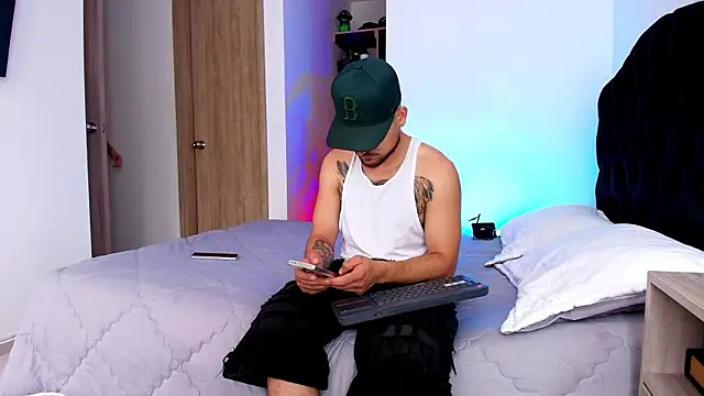 Snapshot of Aron-santoro chatting on July 2026 04:33:02 PM Aron-santoro online show from July 2026 04:33:02 PM