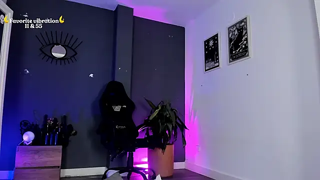 Raven Witch  online show from April 2026 09:39:33 PM