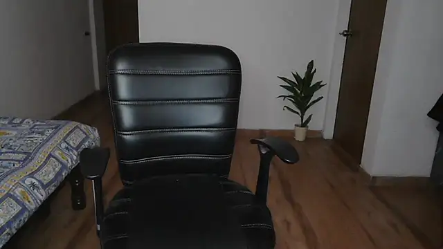 Snapshot of Suzie_darling chatting on November 2025 02:45:01 AM Suzie darling online show from November 2025 02:45:01 AM