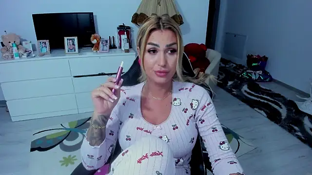 Snapshot of GlossyDiamondX chatting on September 2025 03:28:02 PM GlossyDiamondX online show from September 2025 03:28:02 PM