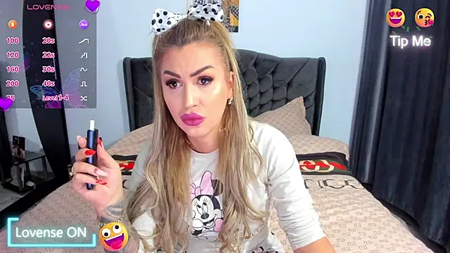 Snapshot of GlossyDiamondX chatting on January 2026 03:45:02 AM GlossyDiamondX online show from January 2026 03:45:02 AM