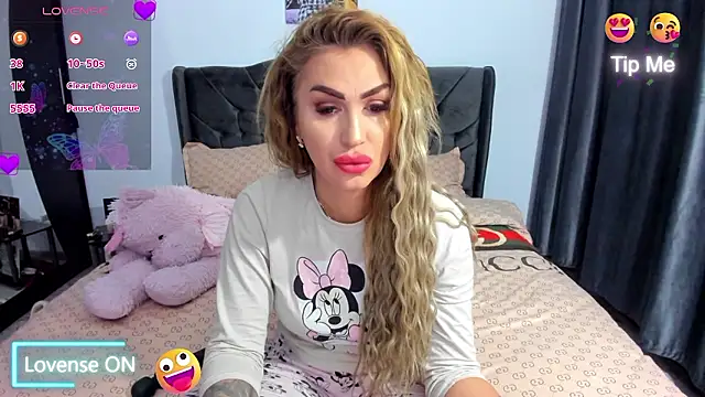 Snapshot of GlossyDiamondX chatting on January 2026 03:43:01 AM GlossyDiamondX online show from January 2026 03:43:01 AM