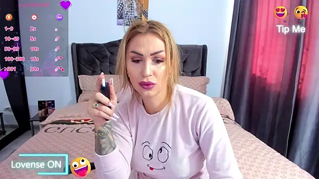 Snapshot of GlossyDiamondX chatting on February 2026 08:35:01 AM GlossyDiamondX online show from February 2026 08:35:01 AM