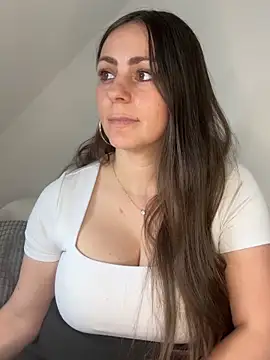 Snapshot of Loella-Rose chatting on June 2026 07:31:01 AM Loella-Rose online show from June 2026 07:31:01 AM