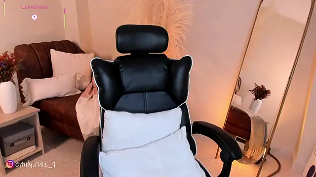 emilyruiz1 online show from February 2026 09:00:02 PM