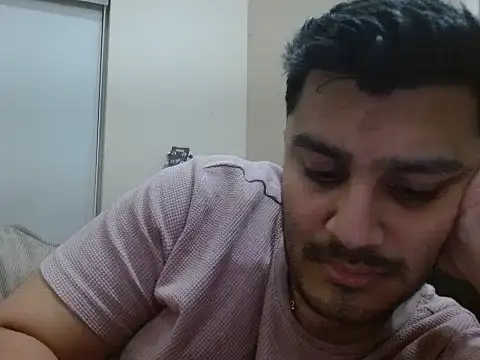 Snapshot of robintoit chatting on April 2026 05:28:01 PM robintoit online show from April 2026 05:28:01 PM