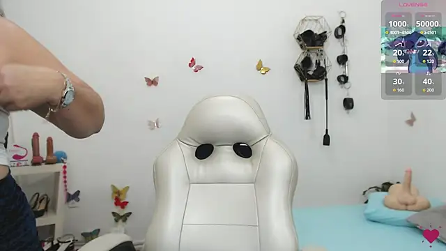 mom hot   online show from February 2026 08:30:01 PM