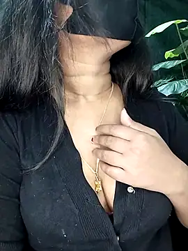 Idhika Paul online show from November 2025 12:10:01 AM