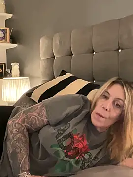 Snapshot of blondebitch2 chatting on February 2025 06:42:02 PM blondebitch2 online show from February 2025 06:42:02 PM