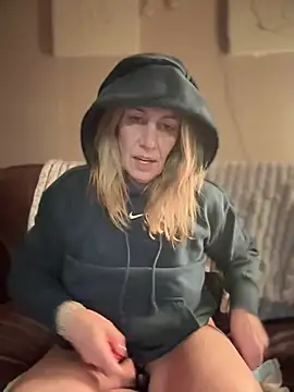 Snapshot of blondebitch2 chatting on February 2025 01:00:02 AM blondebitch2 online show from February 2025 01:00:02 AM