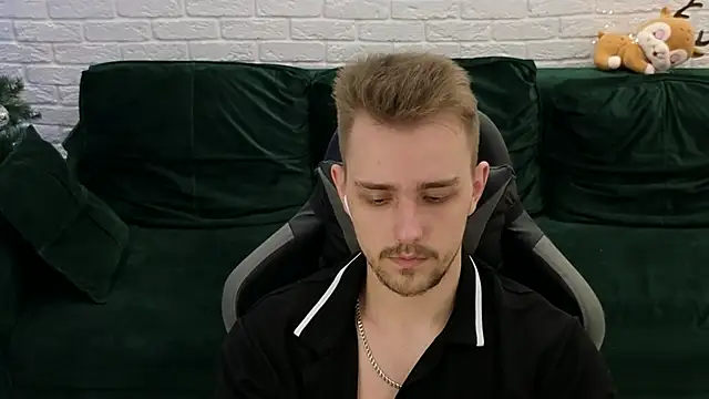 Snapshot of Larstar01 chatting on December 2024 01:14:01 AM Larstar01 online show from December 2024 01:14:01 AM