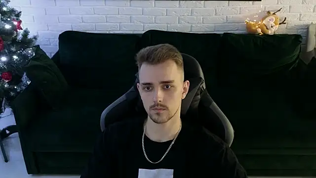 Snapshot of Larstar01 chatting on December 2024 01:37:02 AM Larstar01 online show from December 2024 01:37:02 AM