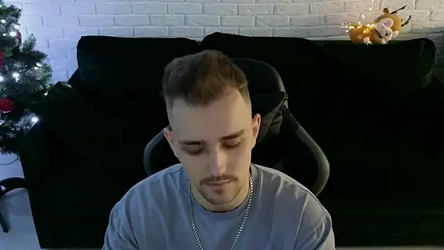 Snapshot of Larstar01 chatting on December 2024 05:07:02 PM Larstar01 online show from December 2024 05:07:02 PM