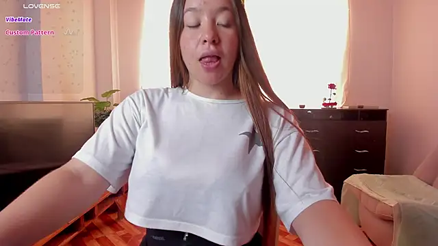 Snapshot of Simply_Zoe__ chatting on February 2025 06:00:02 PM Simply Zoe   online show from February 2025 06:00:02 PM