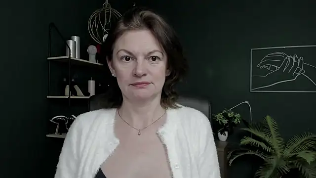 Snapshot of VivianWILD chatting on May 2026 05:48:01 AM VivianWILD online show from May 2026 05:48:01 AM