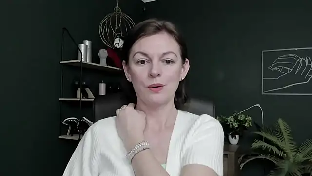 Snapshot of VivianWILD chatting on May 2026 06:44:01 AM VivianWILD online show from May 2026 06:44:01 AM