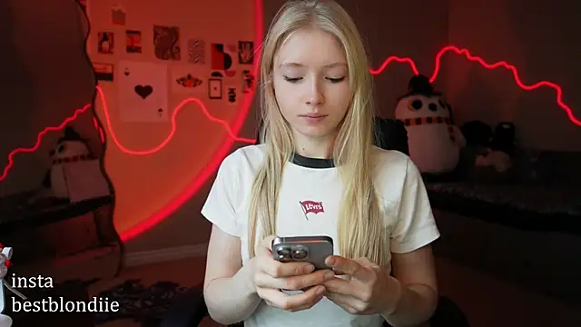 Snapshot of bestblonde chatting on January 2025 05:19:01 PM bestblonde online show from January 2025 05:19:01 PM