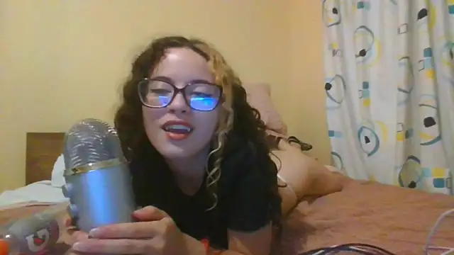 Snapshot of frikigyal chatting on February 2025 02:42:02 AM frikigyal online show from February 2025 02:42:02 AM