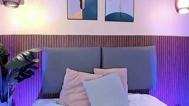 NicolleeEvanss online show from April 2026 01:01:01 PM