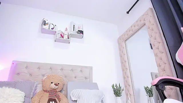 lorennahernandez01 online show from September 2025 11:22:02 AM