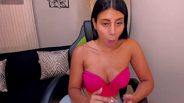 CharlotteCox  online show from October 2025 12:34:01 AM