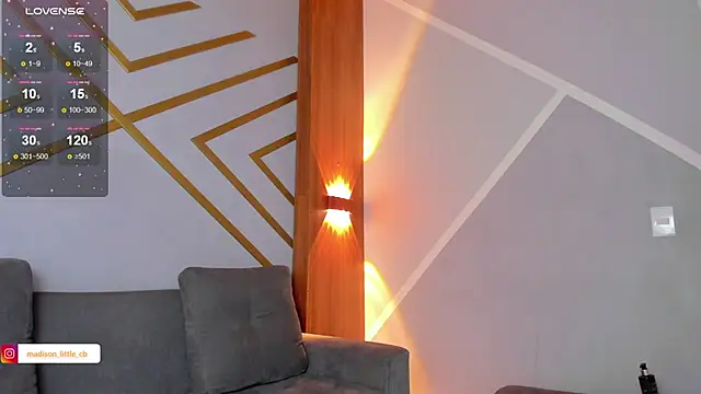 Snapshot of madison_little_ chatting on December 2024 01:38:02 PM madison little online show from December 2024 01:38:02 PM