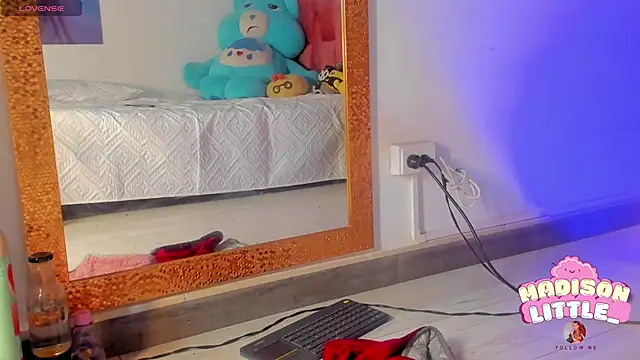 Snapshot of madison_little_ chatting on March 2025 05:50:01 PM madison little online show from March 2025 05:50:01 PM