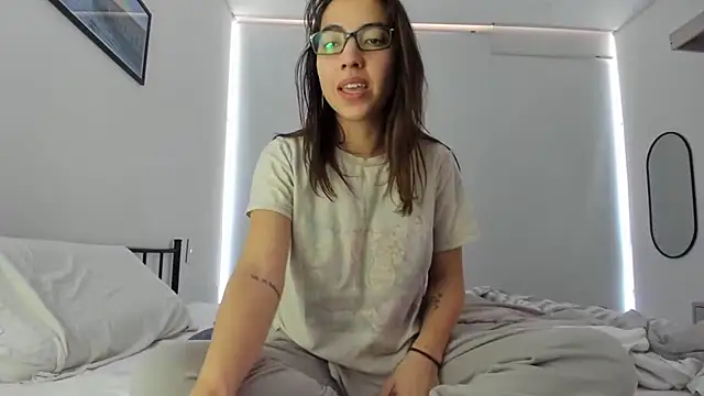 Sophi  a online show from February 2026 02:43:02 PM