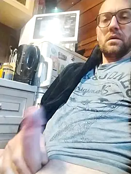 Snapshot of tomee83 chatting on November 2025 07:07:01 AM tomee83 online show from November 2025 07:07:01 AM