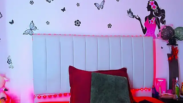 Snapshot of caro_lyne_ chatting on April 2026 05:05:02 PM caro lyne online show from April 2026 05:05:02 PM