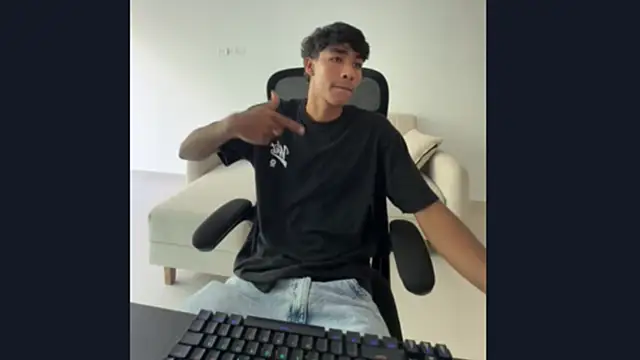 Snapshot of Tyler_prince chatting on November 2025 06:43:02 PM Tyler prince online show from November 2025 06:43:02 PM