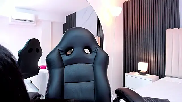 Madiee Rhea online show from February 2026 07:41:02 PM