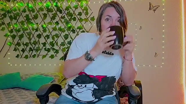 Lady breaks hearts online show from October 2025 10:49:01 AM