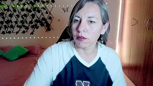 Lady breaks hearts online show from November 2025 09:14:02 PM