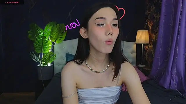 Snapshot of Kaia_Sunshine_Mia chatting on December 2024 04:27:02 PM Kaia Sunshine Mia online show from December 2024 04:27:02 PM