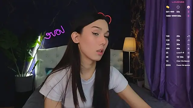 Snapshot of Kaia_Sunshine_Mia chatting on February 2025 03:00:01 PM Kaia Sunshine Mia online show from February 2025 03:00:01 PM