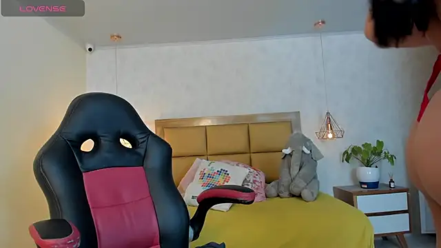 LARSONMIA online show from February 2025 12:16:01 PM