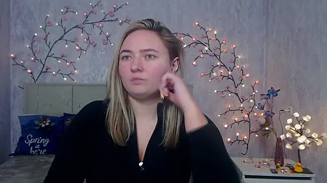 Snapshot of SallyVerda chatting on April 2026 06:43:02 PM SallyVerda online show from April 2026 06:43:02 PM