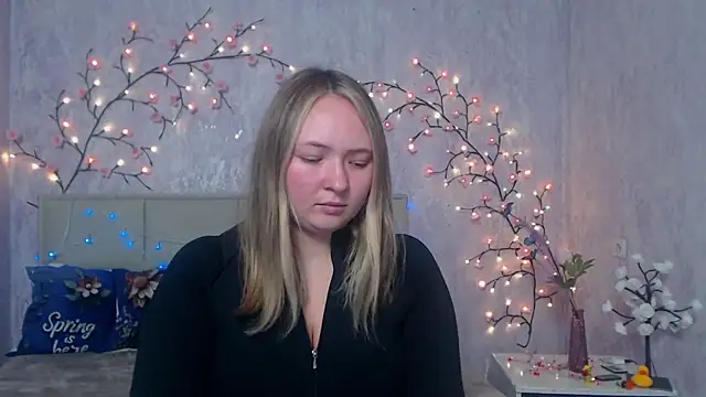 Snapshot of SallyVerda chatting on April 2026 06:03:02 PM SallyVerda online show from April 2026 06:03:02 PM