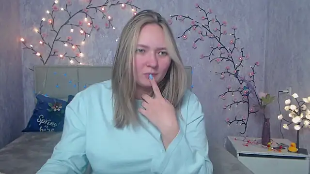 Snapshot of SallyVerda chatting on April 2026 06:25:01 PM SallyVerda online show from April 2026 06:25:01 PM