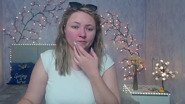 Snapshot of SallyVerda chatting on May 2026 06:15:02 PM SallyVerda online show from May 2026 06:15:02 PM