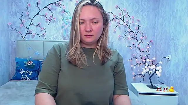 Snapshot of SallyVerda chatting on May 2026 01:56:01 AM SallyVerda online show from May 2026 01:56:01 AM