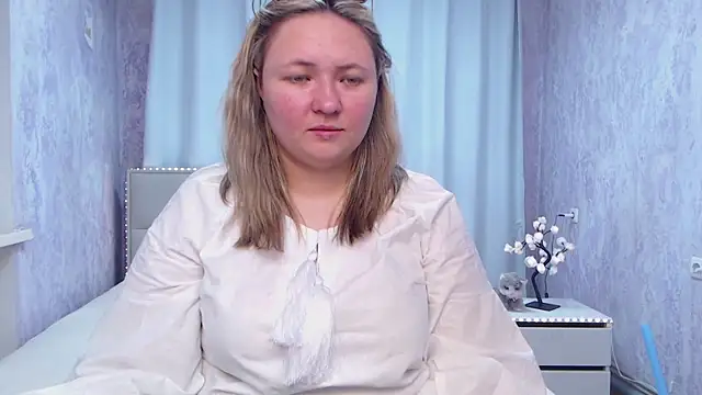 Snapshot of SallyVerda chatting on May 2026 05:20:02 PM SallyVerda online show from May 2026 05:20:02 PM