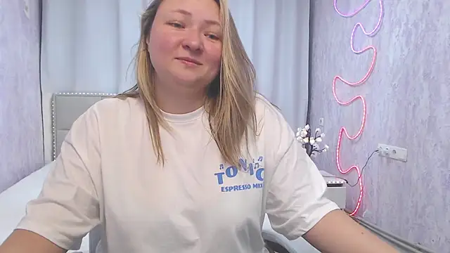 Snapshot of SallyVerda chatting on July 2026 05:37:01 PM SallyVerda online show from July 2026 05:37:01 PM