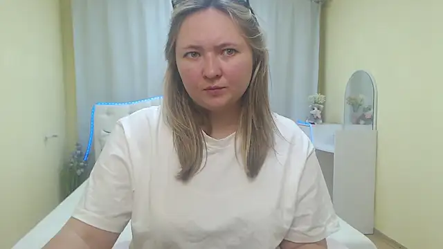 Snapshot of SallyVerda chatting on July 2026 05:27:02 PM SallyVerda online show from July 2026 05:27:02 PM